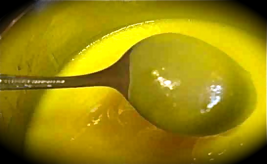Lemon-Curd-on-spoon-IMG_1276