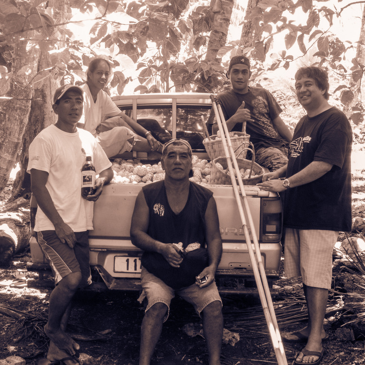 1-Noni Farmers Tahiti 07-0833